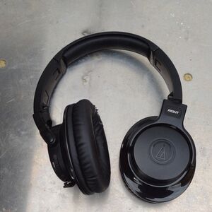 Audio Technica Black Over-Ear Solid Bass Quiet point  Bluetooth Sonic Headphones